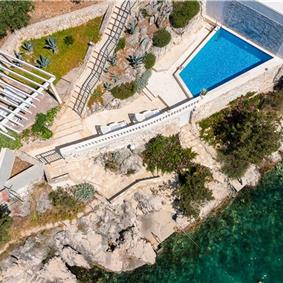6 Bedroom Waterfront Villa with Pool in Uvala Ljubljeva near Trogir, Sleeps 12-13